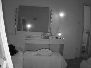 โมเดลนี้กำลังถ่ายทอดสดอยู่. voyeurcam-julmodels-living-6