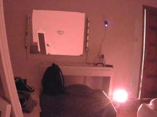 이 모델은 현재 라이브 중입니다. voyeurcam-julmodels-living-6