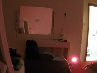 هذا النموذج مباشر الآن. voyeurcam-julmodels-living-6