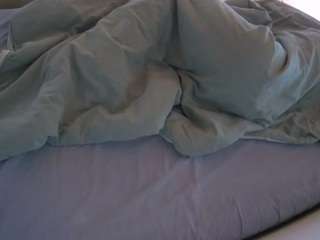 Live Nude Cam Models camsoda voyeurcam-julmodels-whitebed-1