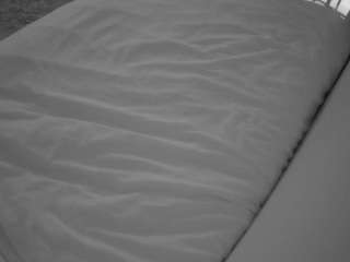 voyeurcam-julmodels-whitebed-1