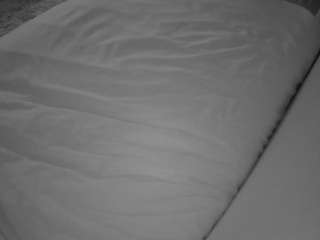 voyeurcam-julmodels-whitebed-1