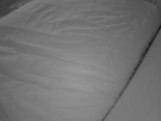 voyeurcam-julmodels-whitebed-1