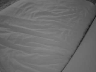 voyeurcam-julmodels-whitebed-1