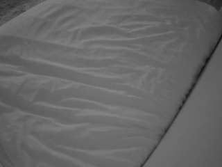 voyeurcam-julmodels-whitebed-1