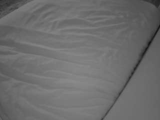 voyeurcam-julmodels-whitebed-1