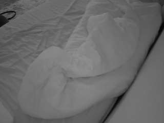 voyeurcam-julmodels-whitebed-1