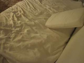 voyeurcam-julmodels-whitebed-1