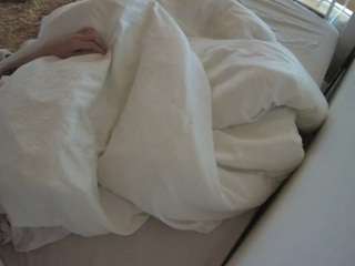voyeurcam-julmodels-whitebed-1