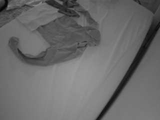 voyeurcam-julmodels-whitebed-1
