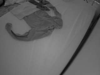 voyeurcam-julmodels-whitebed-1