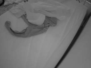 voyeurcam-julmodels-whitebed-1
