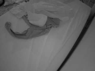 voyeurcam-julmodels-whitebed-1