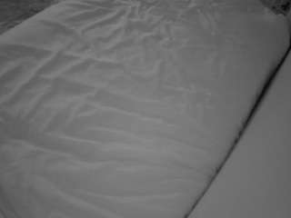 voyeurcam-julmodels-whitebed-1