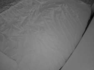 voyeurcam-julmodels-whitebed-1