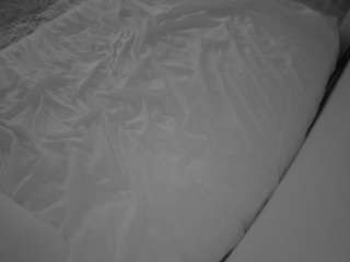 voyeurcam-julmodels-whitebed-1