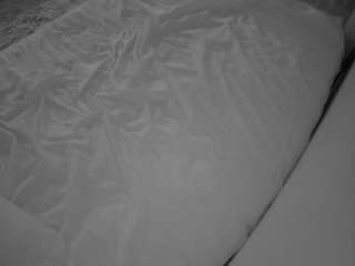voyeurcam-julmodels-whitebed-1