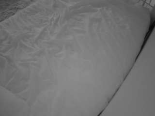 voyeurcam-julmodels-whitebed-1