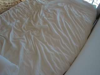 voyeurcam-julmodels-whitebed-1