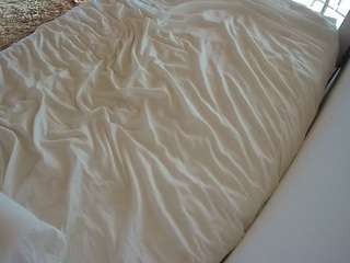 voyeurcam-julmodels-whitebed-1
