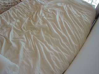 voyeurcam-julmodels-whitebed-1