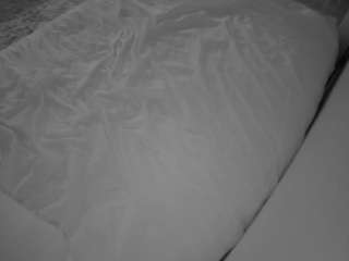 voyeurcam-julmodels-whitebed-1