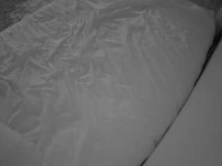 voyeurcam-julmodels-whitebed-1
