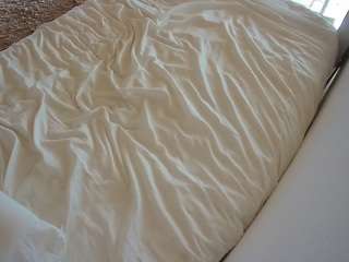 voyeurcam-julmodels-whitebed-1