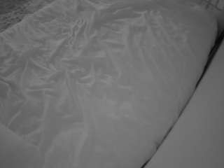 voyeurcam-julmodels-whitebed-1