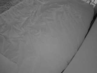 voyeurcam-julmodels-whitebed-1