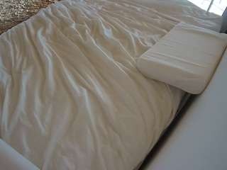 voyeurcam-julmodels-whitebed-1 webcam