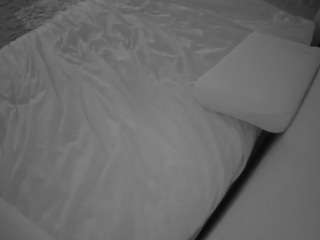 voyeurcam-julmodels-whitebed-1