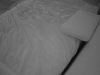 voyeurcam-julmodels-whitebed-1