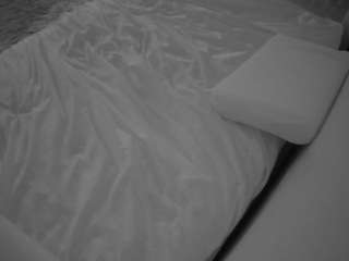 voyeurcam-julmodels-whitebed-1