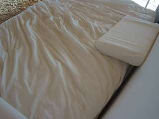 voyeurcam-julmodels-whitebed-1