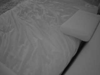 voyeurcam-julmodels-whitebed-1