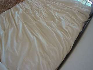 voyeurcam-julmodels-whitebed-1