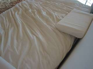 voyeurcam-julmodels-whitebed-1
