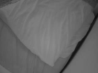 voyeurcam-julmodels-whitebed-1