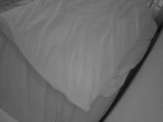 voyeurcam-julmodels-whitebed-1