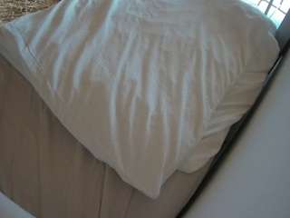 voyeurcam-julmodels-whitebed-1