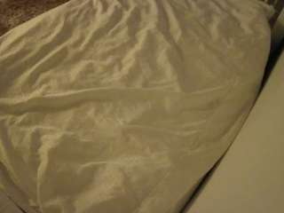 voyeurcam-julmodels-whitebed-1