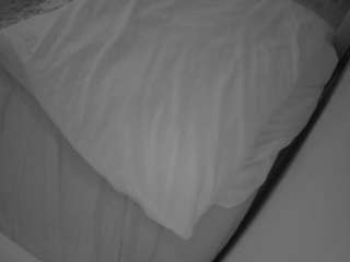 voyeurcam-julmodels-whitebed-1