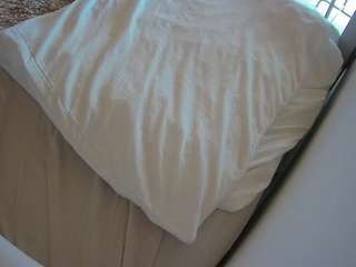 voyeurcam-julmodels-whitebed-1