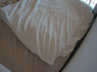 voyeurcam-julmodels-whitebed-1