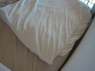 voyeurcam-julmodels-whitebed-1