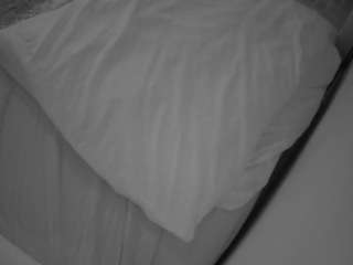 voyeurcam-julmodels-whitebed-1