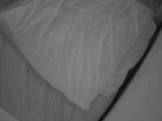 voyeurcam-julmodels-whitebed-1