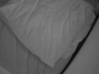 voyeurcam-julmodels-whitebed-1