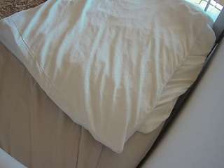 voyeurcam-julmodels-whitebed-1